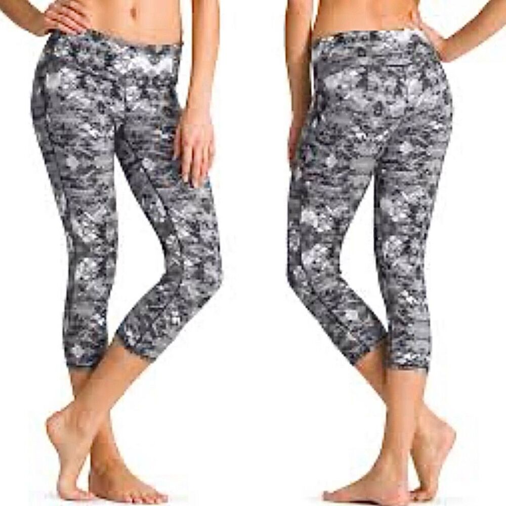 Athleta Cosmic Chaturanga Black White‎ Capri Cropped Activewear Leggings SMALL